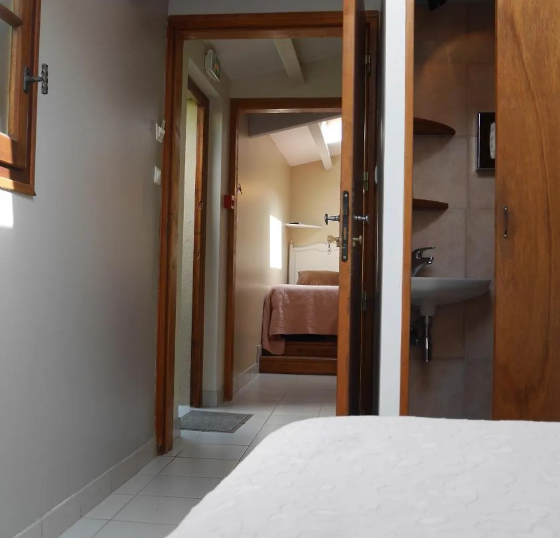 Auberge De La Tour De Brison Sanilhac  Otel Sanilhac (Ardeche)